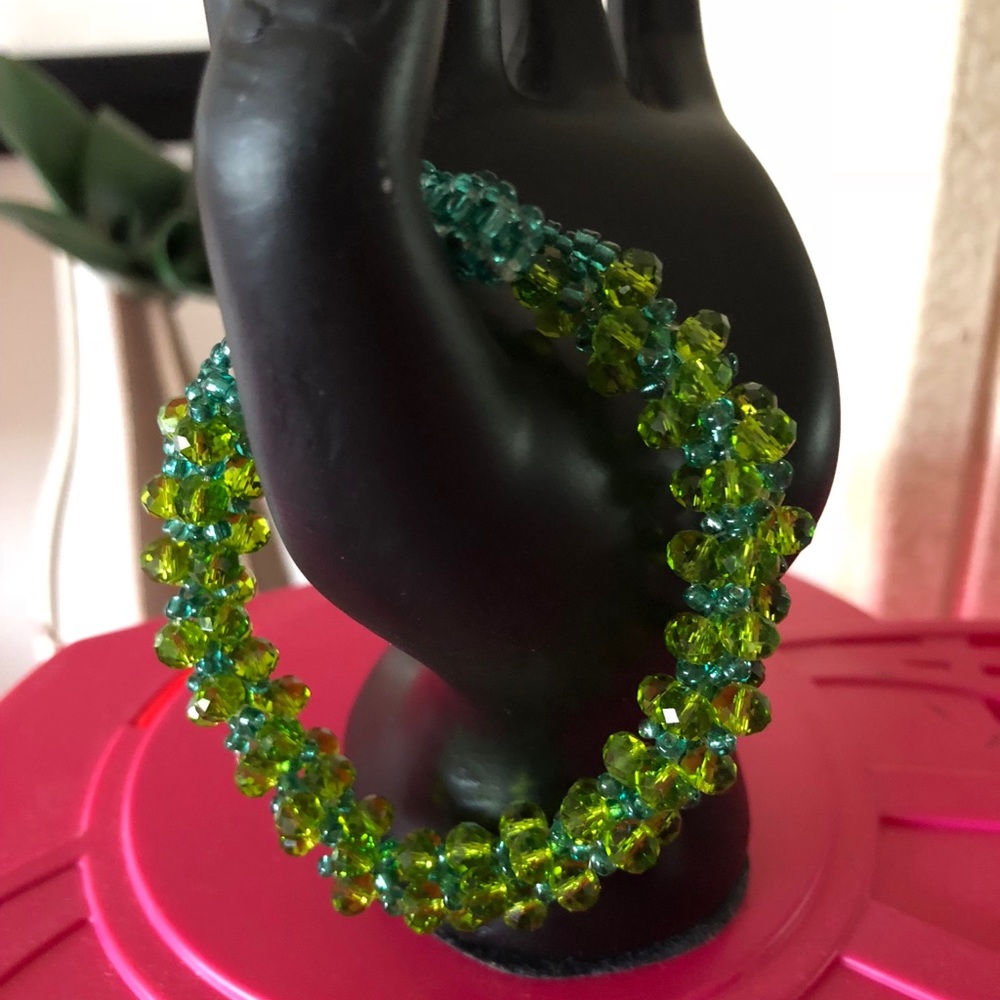 GREEN SPIRAL BEADED NECKLACE.